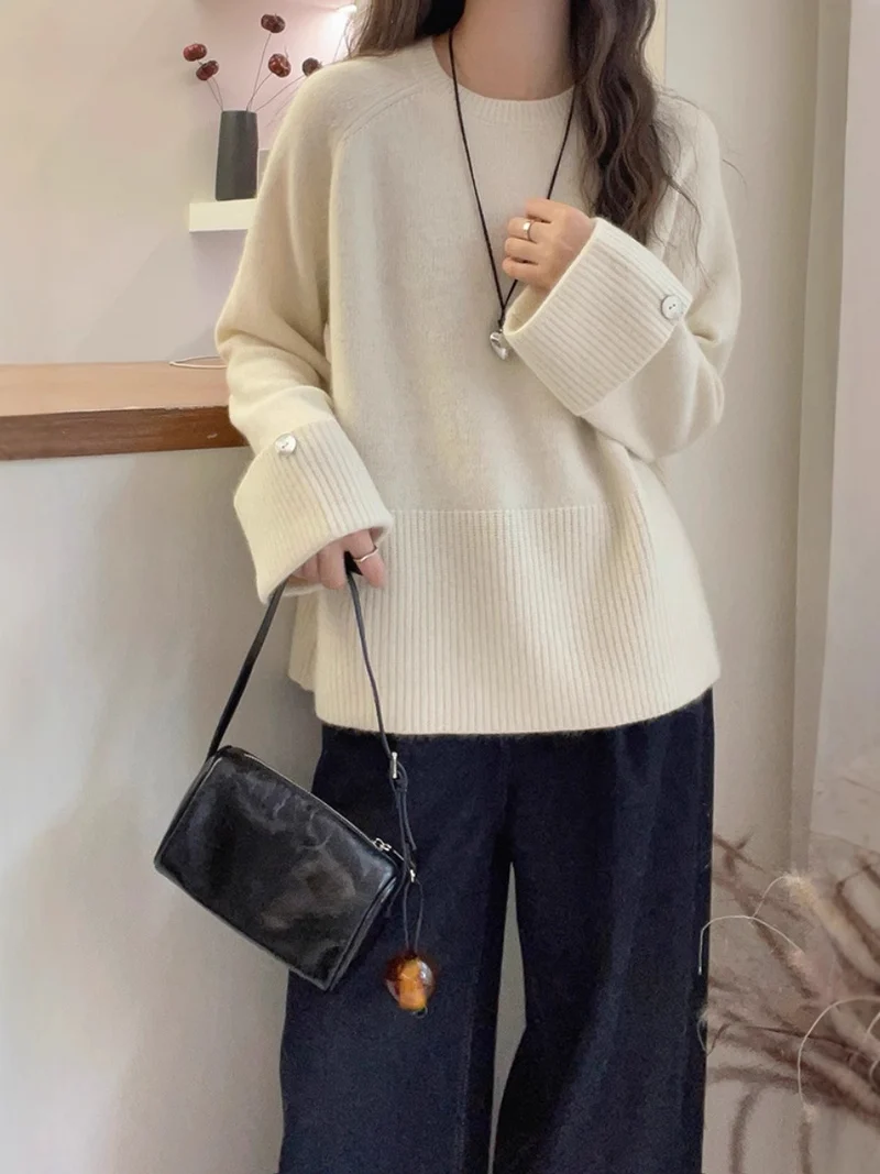 Damen Oversize‑Feinstrickpullover mit breitem Rippbund, extraweiten Ärmelabschlüssen und Zierknopf Nord Taschen