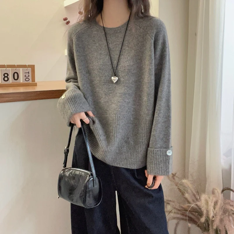 Damen Oversize‑Feinstrickpullover mit breitem Rippbund, extraweiten Ärmelabschlüssen und Zierknopf Nord Taschen