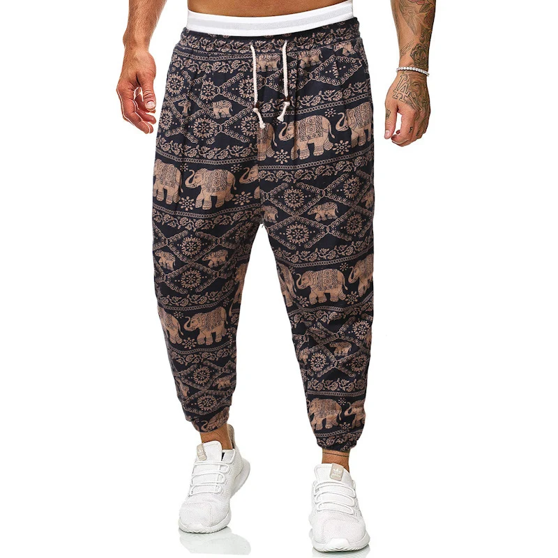 Herren Locker sitzende Patchwork-Loungehose mit Tunnelzug, elastischen Knöcheln und dekorativem Allover-Print Nord Taschen