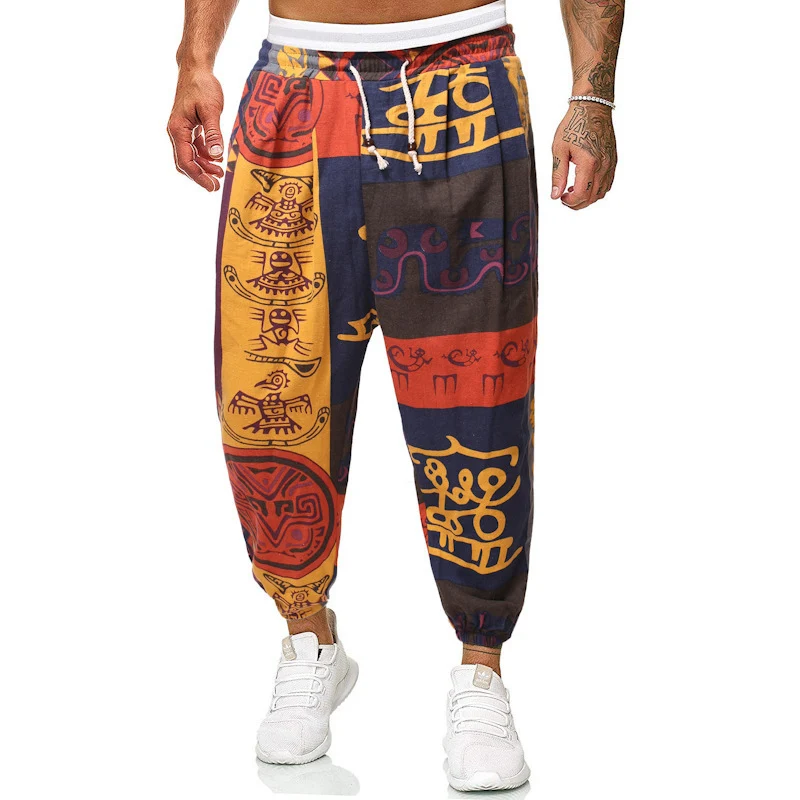 Herren Locker sitzende Patchwork-Loungehose mit Tunnelzug, elastischen Knöcheln und dekorativem Allover-Print Nord Taschen