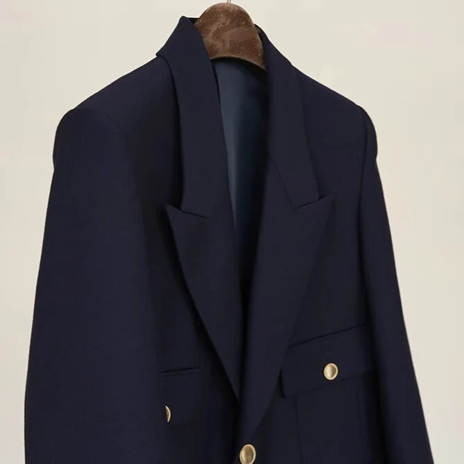 Damen weit geschnittener Blazer mit taillierter Silhouette, goldenen Schmuckknöpfen und Pattentaschen Nord Taschen
