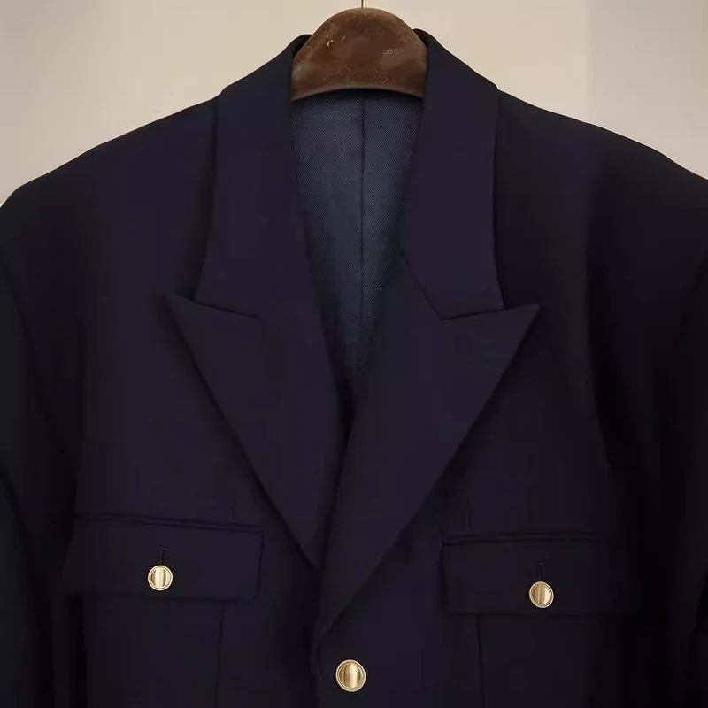 Damen weit geschnittener Blazer mit taillierter Silhouette, goldenen Schmuckknöpfen und Pattentaschen Nord Taschen