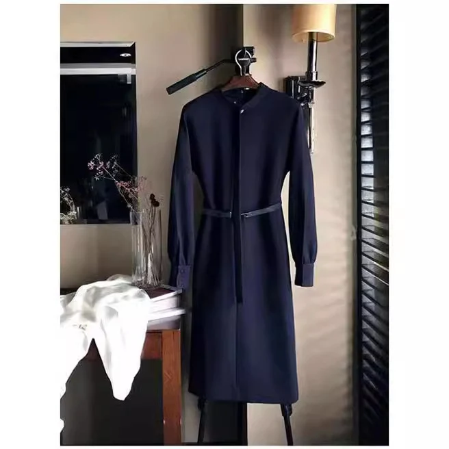 Damen Tailliertes Midikleid mit Stehkragen, verdeckter Knopfleiste und Bindegürtel Nord Taschen