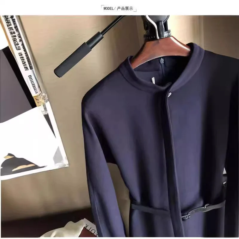 Damen Tailliertes Midikleid mit Stehkragen, verdeckter Knopfleiste und Bindegürtel Nord Taschen