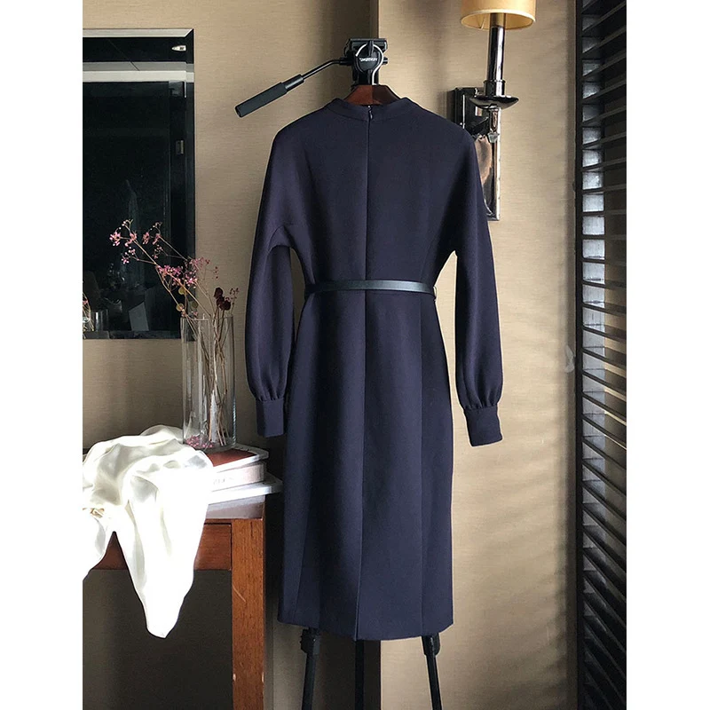 Damen Tailliertes Midikleid mit Stehkragen, verdeckter Knopfleiste und Bindegürtel Nord Taschen