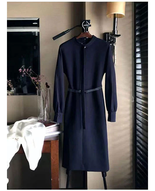 Damen Tailliertes Midikleid mit Stehkragen, verdeckter Knopfleiste und Bindegürtel Nord Taschen