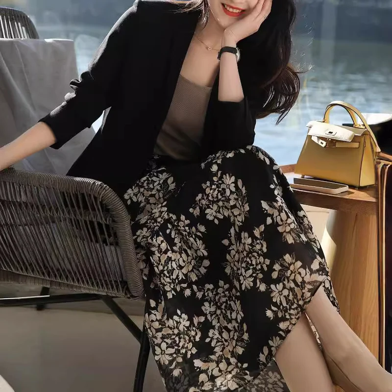 Damen Taillierter Ein-Knopf-Blazer aus leichtem Crepe mit geschwungener Saumlinie Nord Taschen