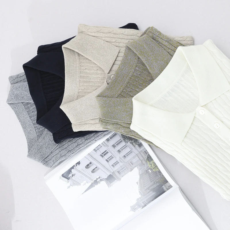 Damen Kurzärmeliges Strick-Poloshirt mit Zopfmuster und Knopfleiste Nord Taschen