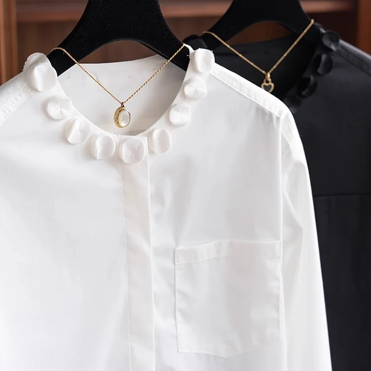 Damen Elegante Bluse im weiten Schnitt mit verdeckter Knopfleiste und Blumenapplikation am Rundhals Nord Taschen