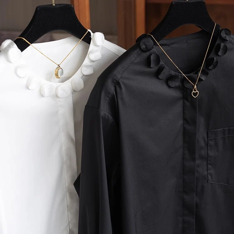 Damen Elegante Bluse im weiten Schnitt mit verdeckter Knopfleiste und Blumenapplikation am Rundhals Nord Taschen