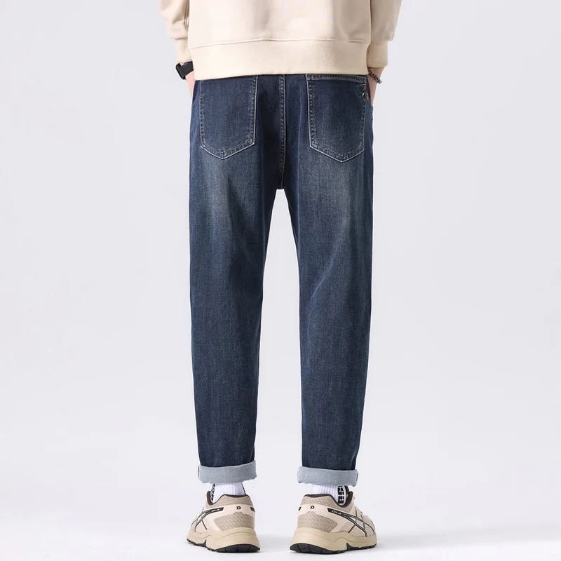 Herren Tapered-Denimhose mit mittelhohem Bund, gekrempeltem Saum und dezenter Used-Waschung Nord Taschen