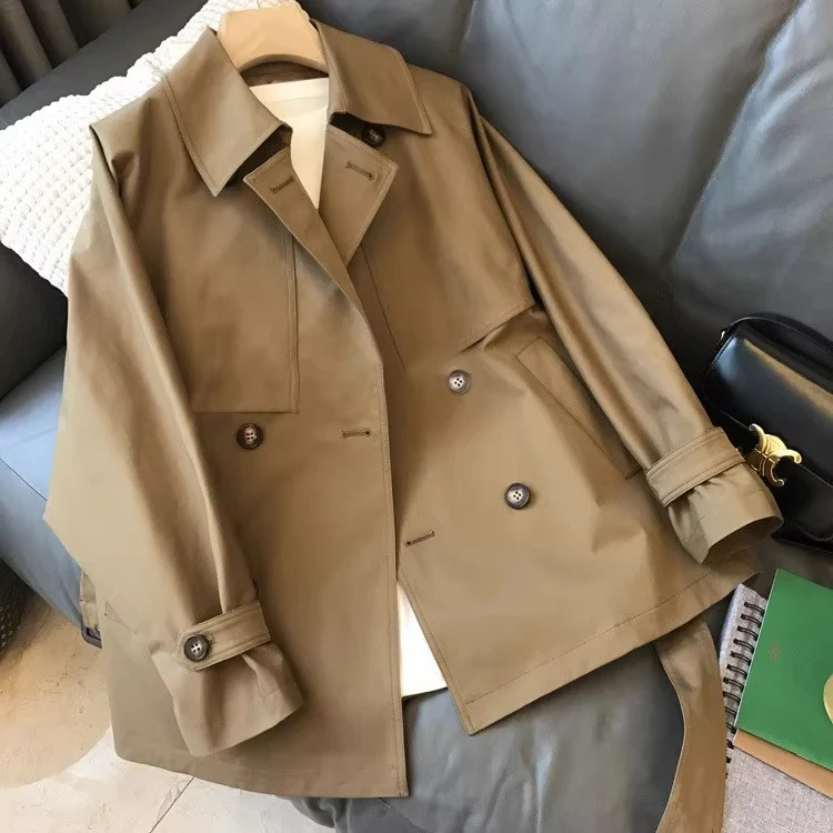 Damen Kurzgeschnittener Trenchcoat mit doppelreihiger Knopfleiste, Sturmklappe und Taillengürtel Nord Taschen