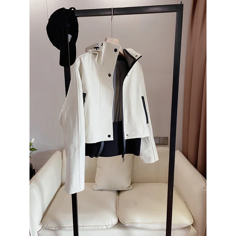 Damen Kurze Kapuzenjacke mit Mesh-Futter, verdeckter Reißverschluss und Kontrastdetails Nord Taschen