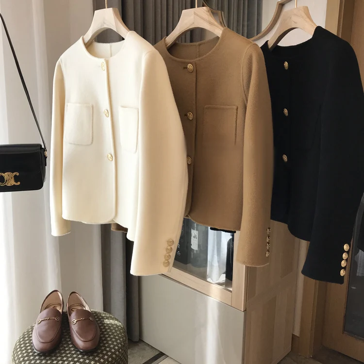 Damen Kurzblazer aus Wollmix mit Rundhalsausschnitt, Pattentaschen und goldenen Zierknöpfen Nord Taschen
