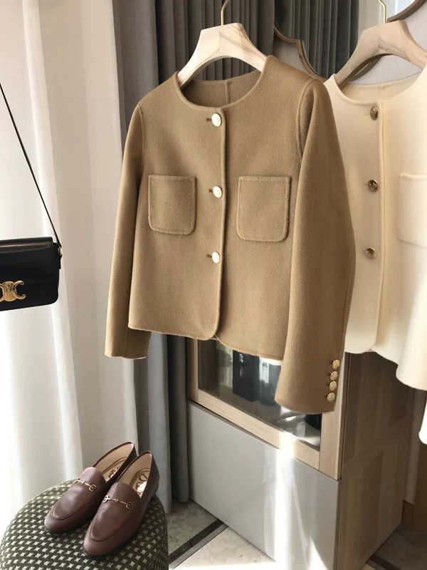 Damen Kurzblazer aus Wollmix mit Rundhalsausschnitt, Pattentaschen und goldenen Zierknöpfen Nord Taschen