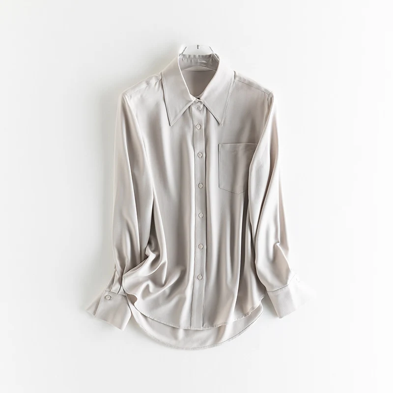 Damen seidenähnliche Oversize-Bluse mit spitzem Hemdkragen und Brusttasche Nord Taschen