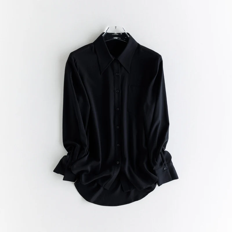 Damen seidenähnliche Oversize-Bluse mit spitzem Hemdkragen und Brusttasche Nord Taschen