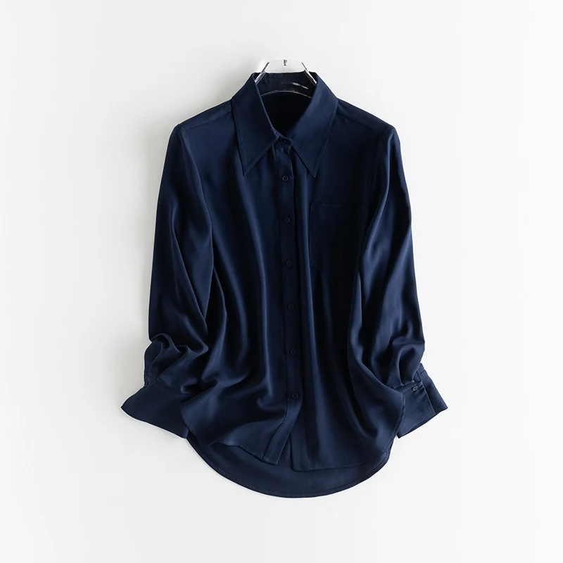 Damen seidenähnliche Oversize-Bluse mit spitzem Hemdkragen und Brusttasche Nord Taschen