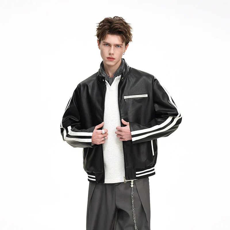 Herren Lederimitat-Collegejacke mit Kontraststreifen, Reißverschlusstaschen und Stehkragen Nord Taschen