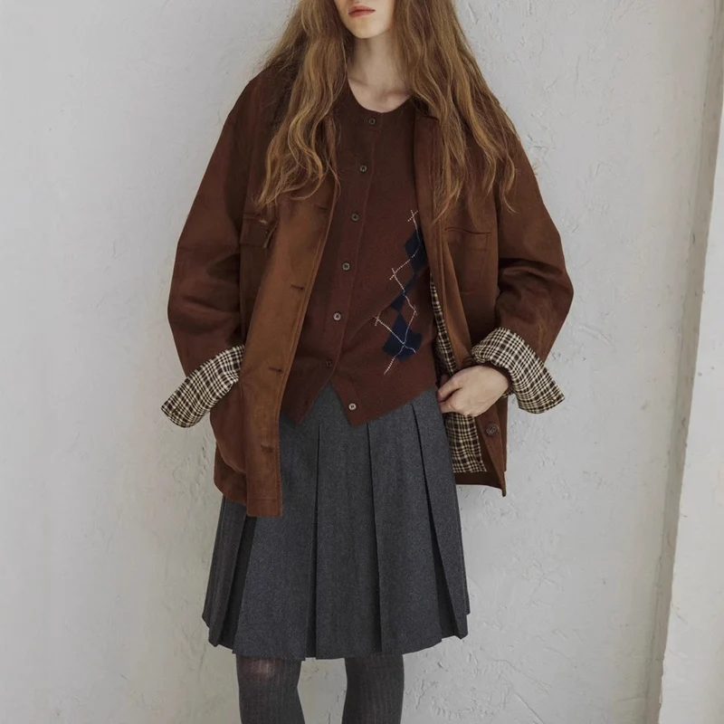 Damen Kurz geschnittene Wildlederjacke mit aufgesetzten Taschen und Karomanschetten Nord Taschen