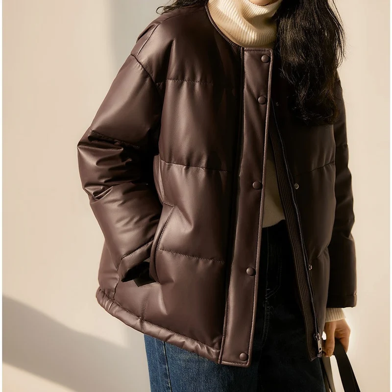 Damen Kurz geschnittene wattierte Kunstlederjacke mit Rundhalsaum und Druckknopfleiste Nord Taschen