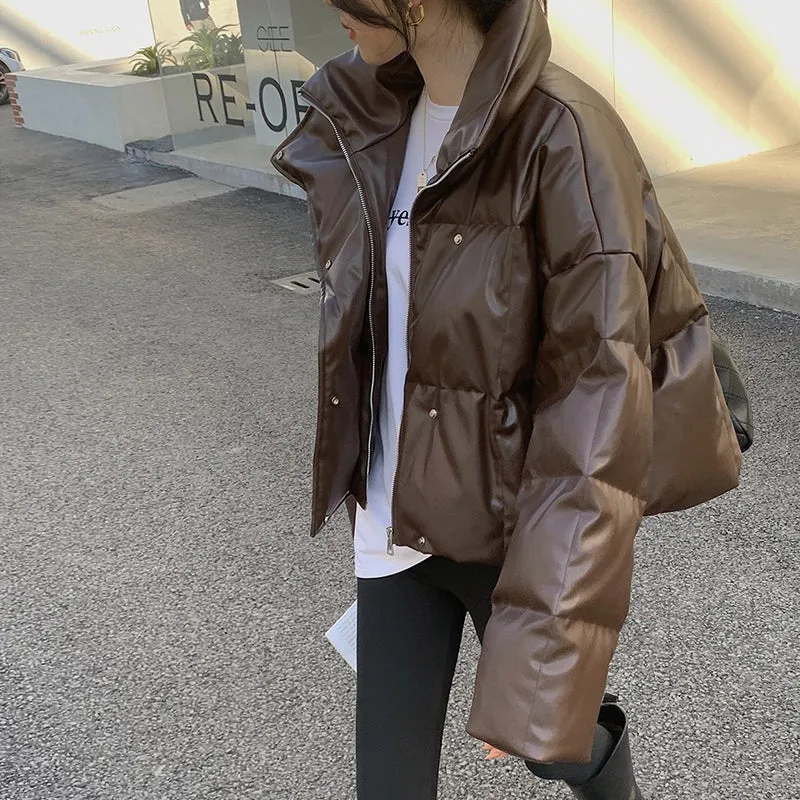 Damen Kurz geschnittene gesteppte Kunstleder-Steppjacke mit Kapuze Nord Taschen