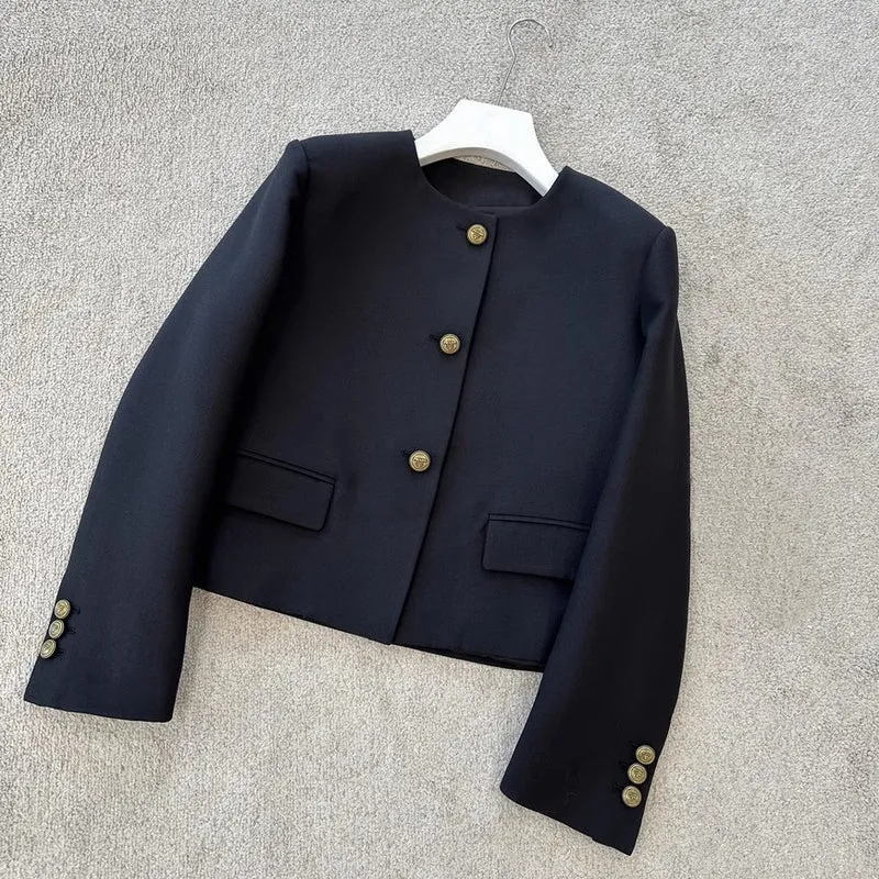 Damen Kragenlose taillierte Kurzjacke mit goldenen Zierknöpfen und Pattentaschen Nord Taschen