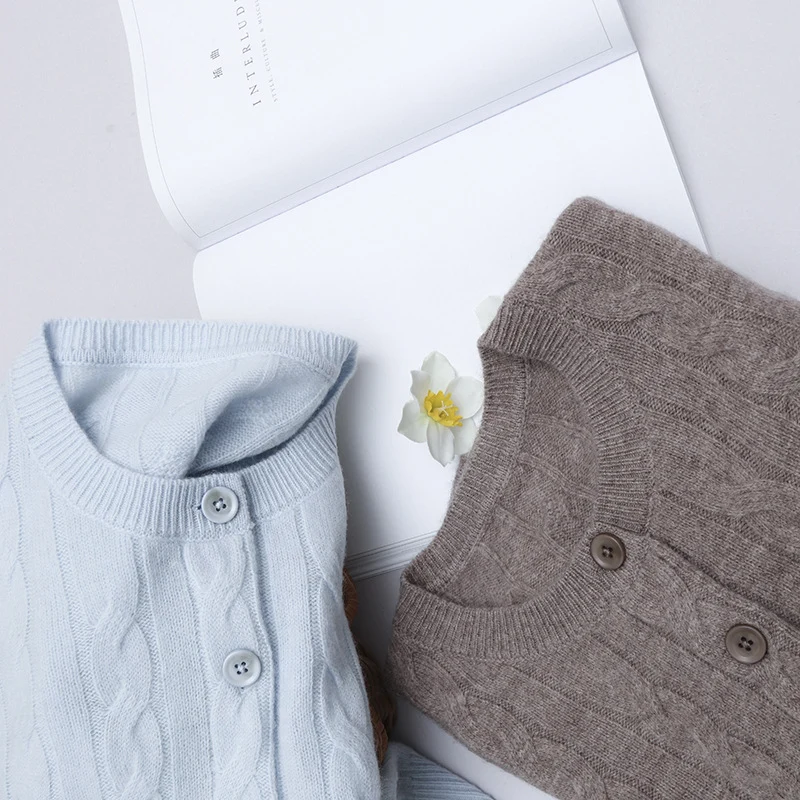 Damen Kurz geschnittener Zopfmuster-Cardigan aus leichter Baumwollmischung mit feinem Rippbündchen Nord Taschen