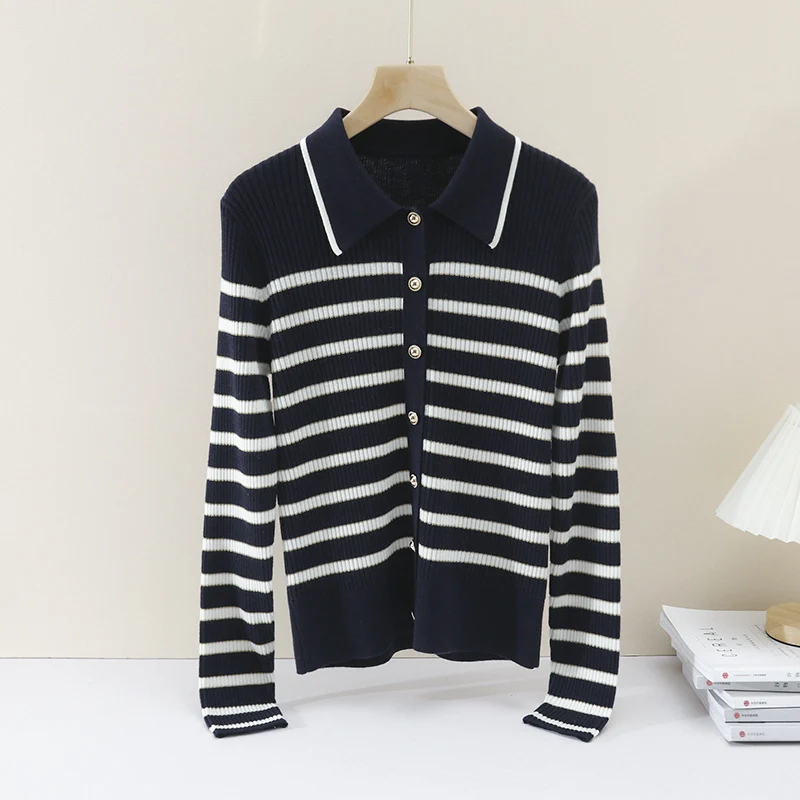 Damen Marin-inspiriertes Rippenstrick-Cardigan mit Polokragen und Zierknopfleiste Nord Taschen