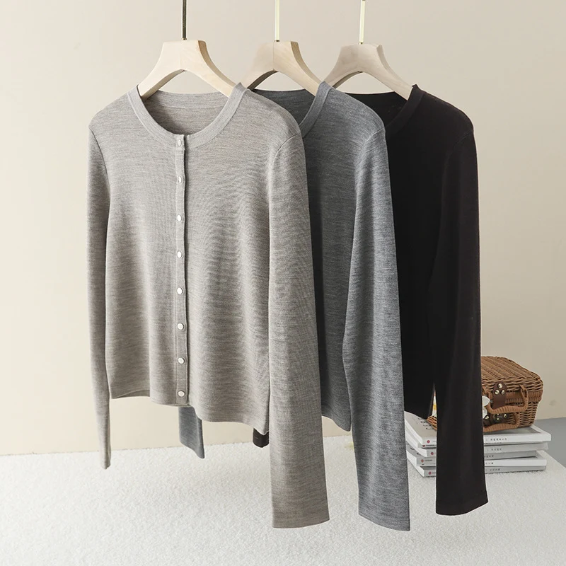 Damen Leichter Feinstrick-Cardigan mit Rundhals, Slim-Passform und dezenter Knopfleiste Nord Taschen