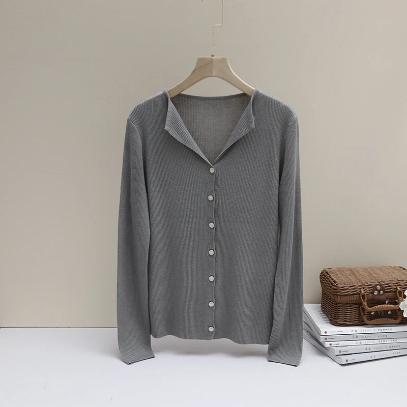 Damen Leichter Feinstrick-Cardigan mit offenem Hemdkragen und schimmernder Knopfleiste Nord Taschen