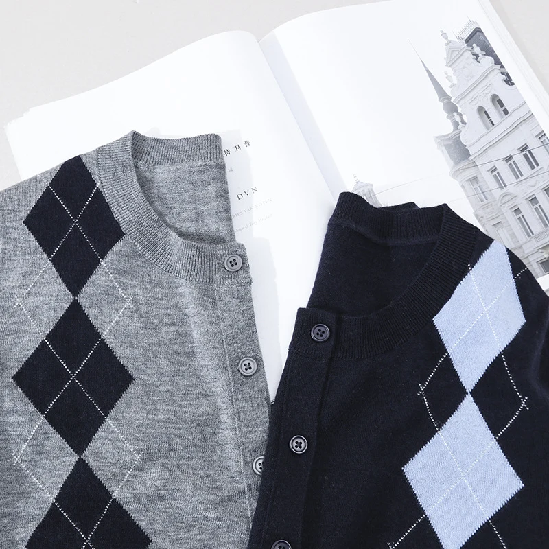 Damen Feinstrick-Cardigan mit Rautenintarsien und Knopfleiste Nord Taschen