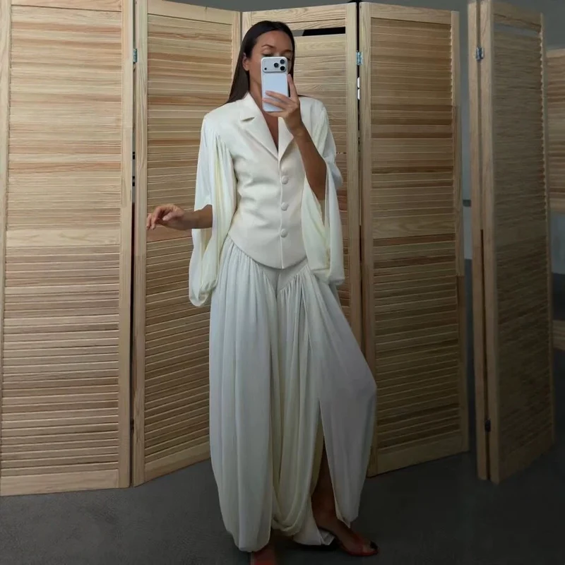 Damen Zweiteiliges Ensemble aus kurzem Blazer mit dramatischen Glockenärmeln und plissierter Palazzo-Hose Nord Taschen