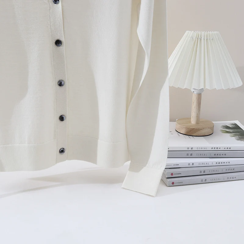 Damen Feiner V‑Ausschnitt-Cardigan aus leichtem Feinstrick mit Knopfleiste Nord Taschen