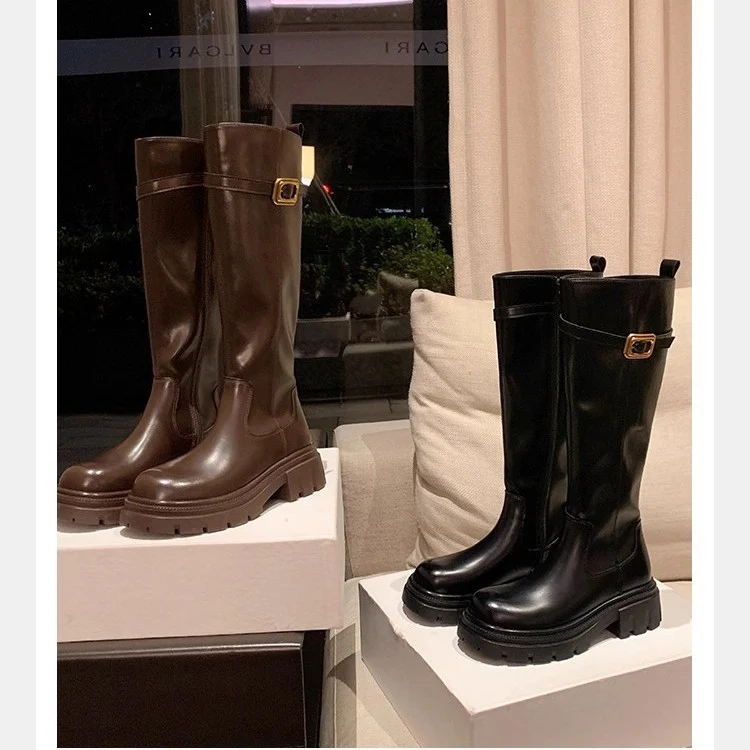 Damen Kniestiefel mit profilierter Lug‑Sohle und dekorativem Schnallenriemen Nord Taschen