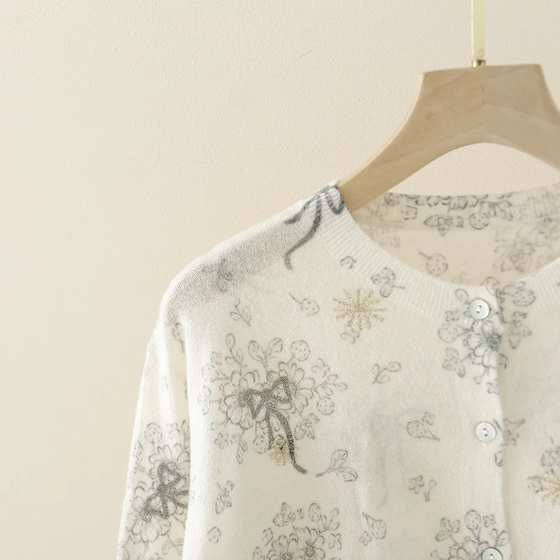 Damen Feiner Knopfcardigan mit zartem Blumen‑Sketchprint und Rundhalsausschnitt Nord Taschen