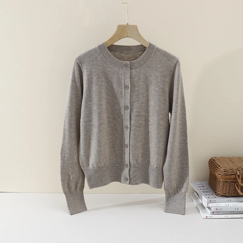 Damen Feiner Knopf-Cardigan mit Rundhalsausschnitt, schmaler Passform und Rippenabschlüssen Nord Taschen