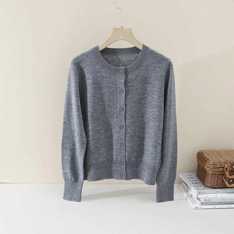 Damen Feiner Knopf-Cardigan mit Rundhalsausschnitt, schmaler Passform und Rippenabschlüssen Nord Taschen