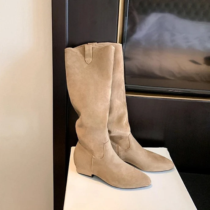 Damen Kniehohe Slouch‑Stiefel aus weichem Veloursleder mit spitzer Zehenpartie und niedrigem Absatz Nord Taschen