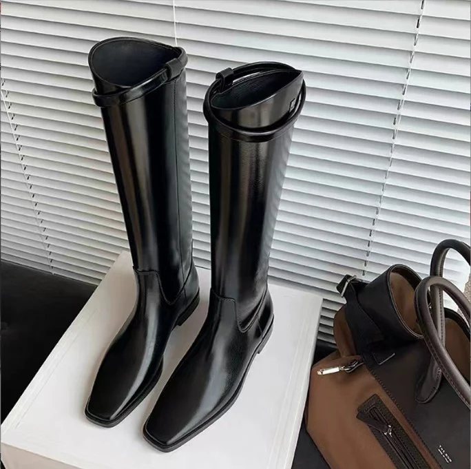 Damen Kniehohe Reitstiefel aus Glattleder mit quadratischer Zehenpartie und schlanker Silhouette Nord Taschen