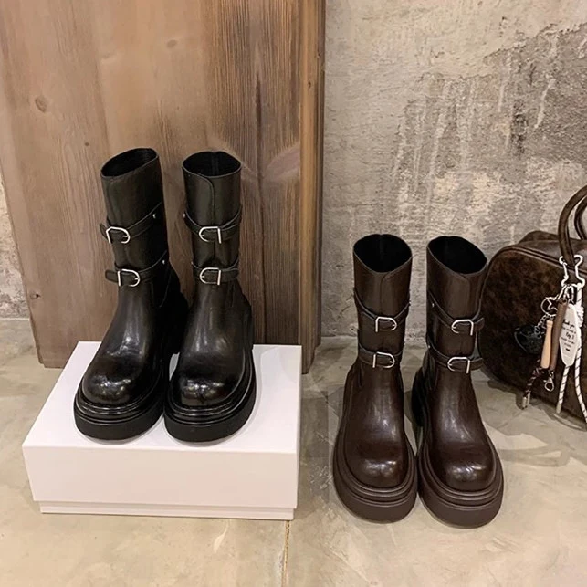 Damen kniehohe Plateau‑Bikerstiefel mit markanter Lug‑Sohle und drei Ziergürteln Nord Taschen
