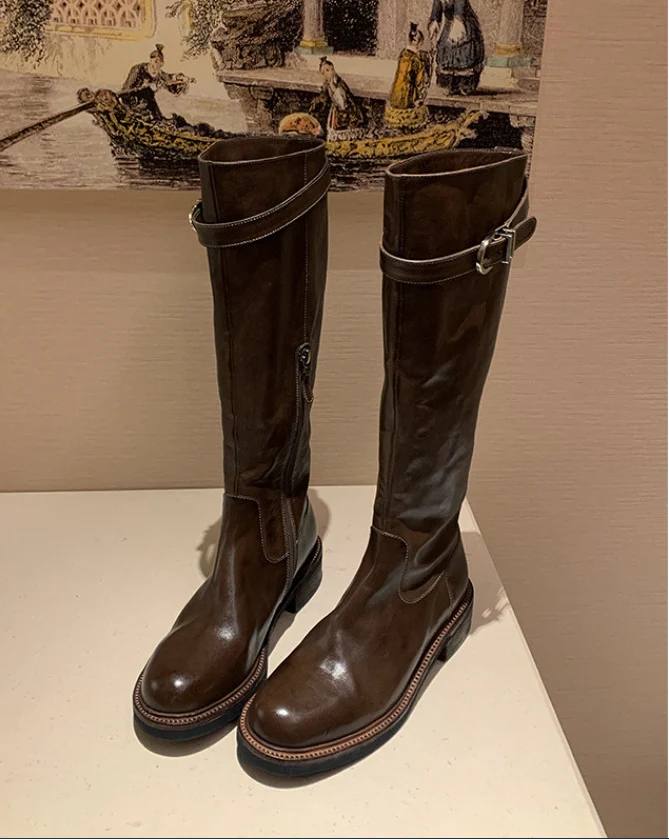Damen kniehohe Lederstiefel mit flacher Profilsohle und Ziergurt Nord Taschen