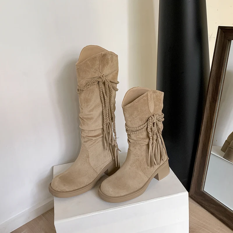 Damen Wadenhohe Veloursleder-Stiefel mit geflochtenem Quastenriemen Nord Taschen