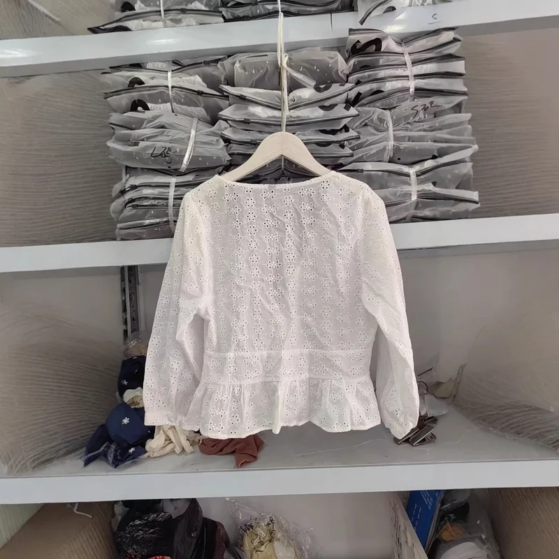 Damen Weiche Broderie-Anglaise-Bluse mit tiefem V‑Ausschnitt, Taillennaht und Volant Nord Taschen