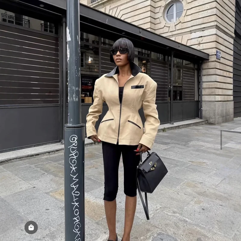 Damen Taillierte Kurzjacke mit Reißverschluss und Kunstlederbesatz Nord Taschen