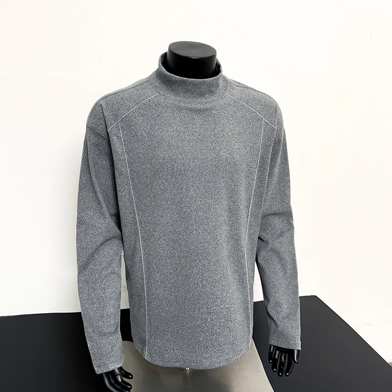 Herren Feines Mockneck‑Langarmshirt mit minimalistischen Ziernähten und entspannter Passform Nord Taschen