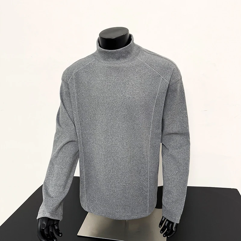 Herren Feines Mockneck‑Langarmshirt mit minimalistischen Ziernähten und entspannter Passform Nord Taschen