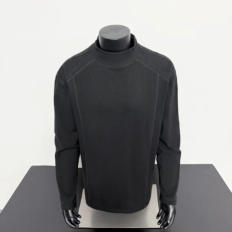 Herren Feines Mockneck‑Langarmshirt mit minimalistischen Ziernähten und entspannter Passform Nord Taschen