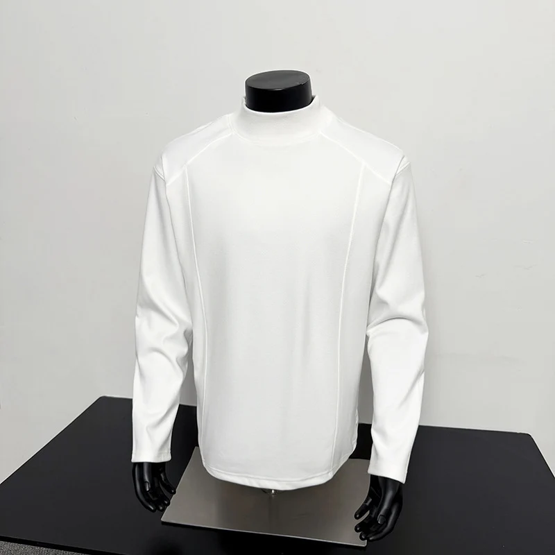 Herren Feines Mockneck‑Langarmshirt mit minimalistischen Ziernähten und entspannter Passform Nord Taschen
