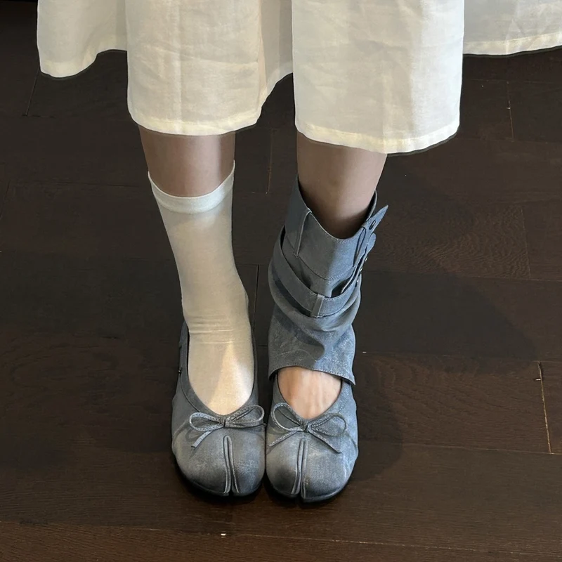 Damen Tabi-inspirierte Veloursleder-Ballerina mit Kappnaht und Schleifen-Detail Nord Taschen